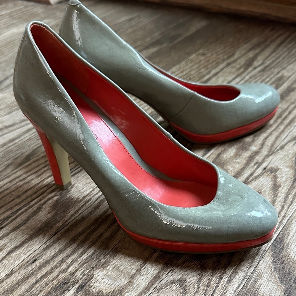 Bandolino gray with orange accent patent leather pumps size 6.5 EUC